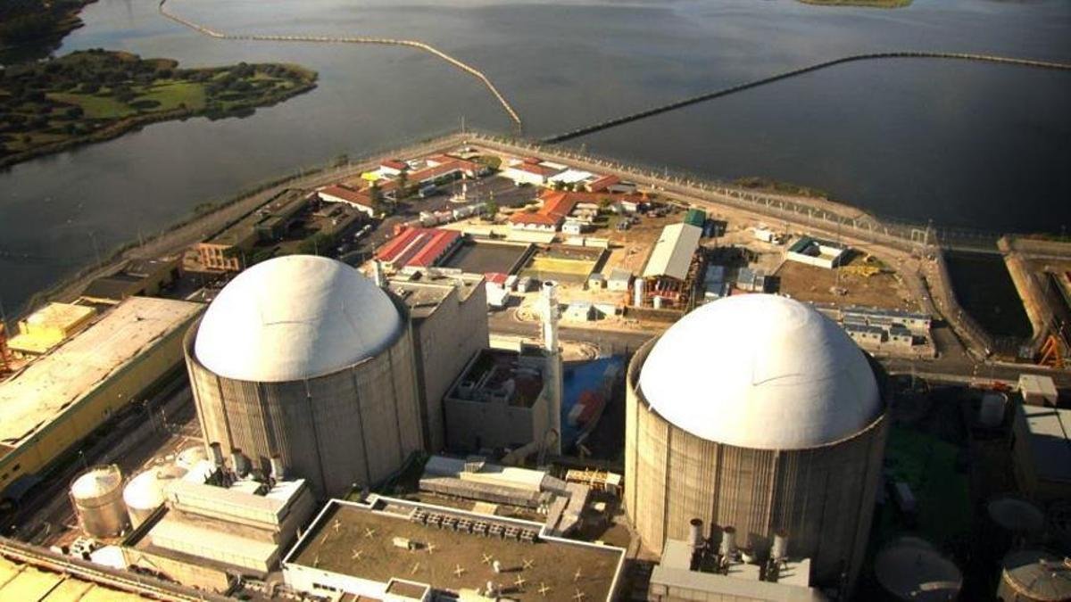 Trabajadores de Almaraz se movilizan en Cáceres por el futuro de la central nuclear