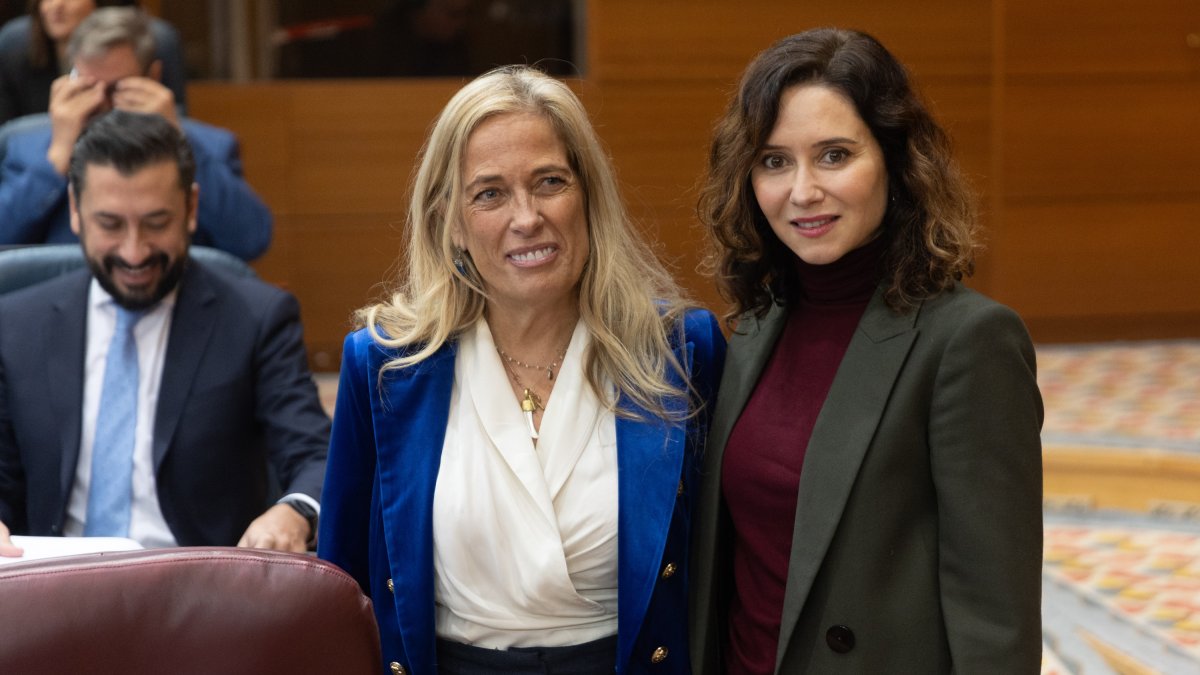 (Foto de ARCHIVO)
La consejera de Economía, Hacienda y Empleo, Rocío Albert (i), y la presidenta de la Comunidad de Madrid, Isabel Díaz Ayuso (d), durante una sesión plenaria, en la Asamblea de Madrid, a 20 de diciembre de 2024, en Madrid (España). Esta se trata de la segunda de las dos sesiones de la Asamblea, en las que se debaten y votan los Presupuestos de la Comunidad de Madrid para 2025, que alcanzan los 28.662 millones de euros tras aumentar un 4% respecto a los del año pasado.
Eduardo Parra / Europa Press
20 DICIEMBRE 2024