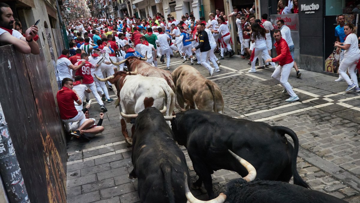 Archivo - Imagen del sexto encierro de los Sanfermines de 2024, protagonizado por la ganadería Jandilla.
