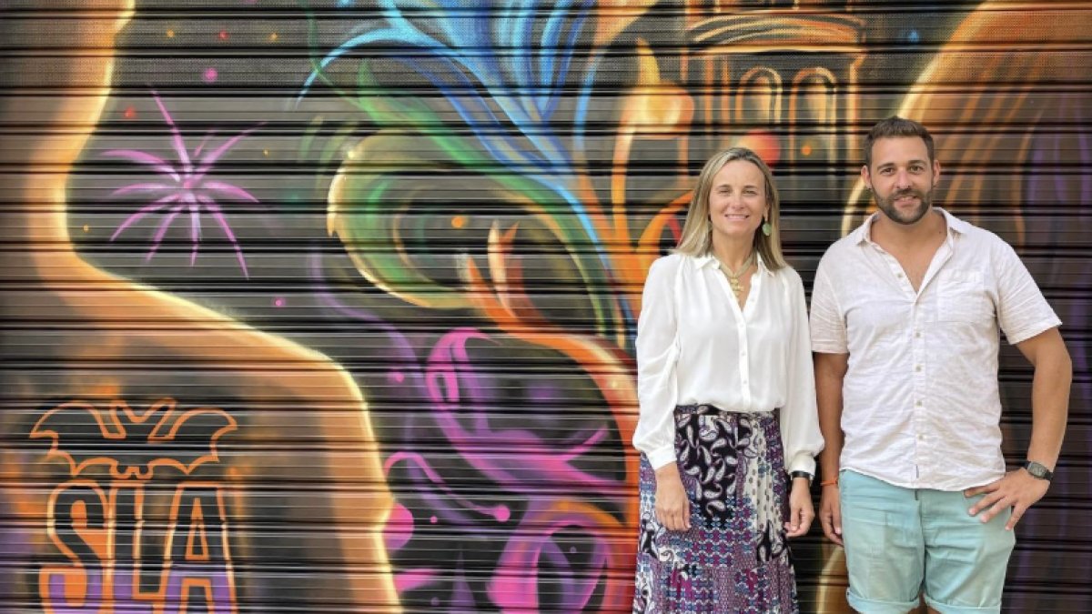 La concejala Paula Llobet con el Daniel González, @dannylsen1, uno de los diez participantes de este II Concurso de Arte Urbano de Ruzafa