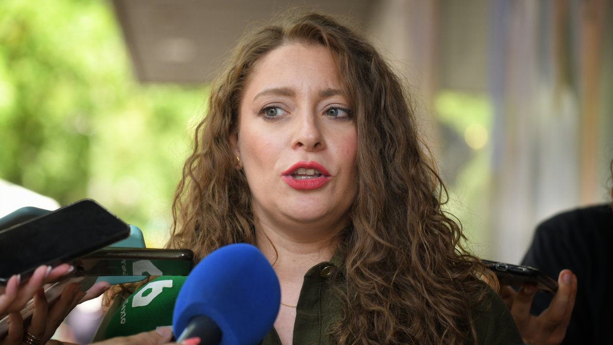 La nueva portavoz del PP en el Congreso, Ester Muñoz, ofrece declaraciones a los medios..