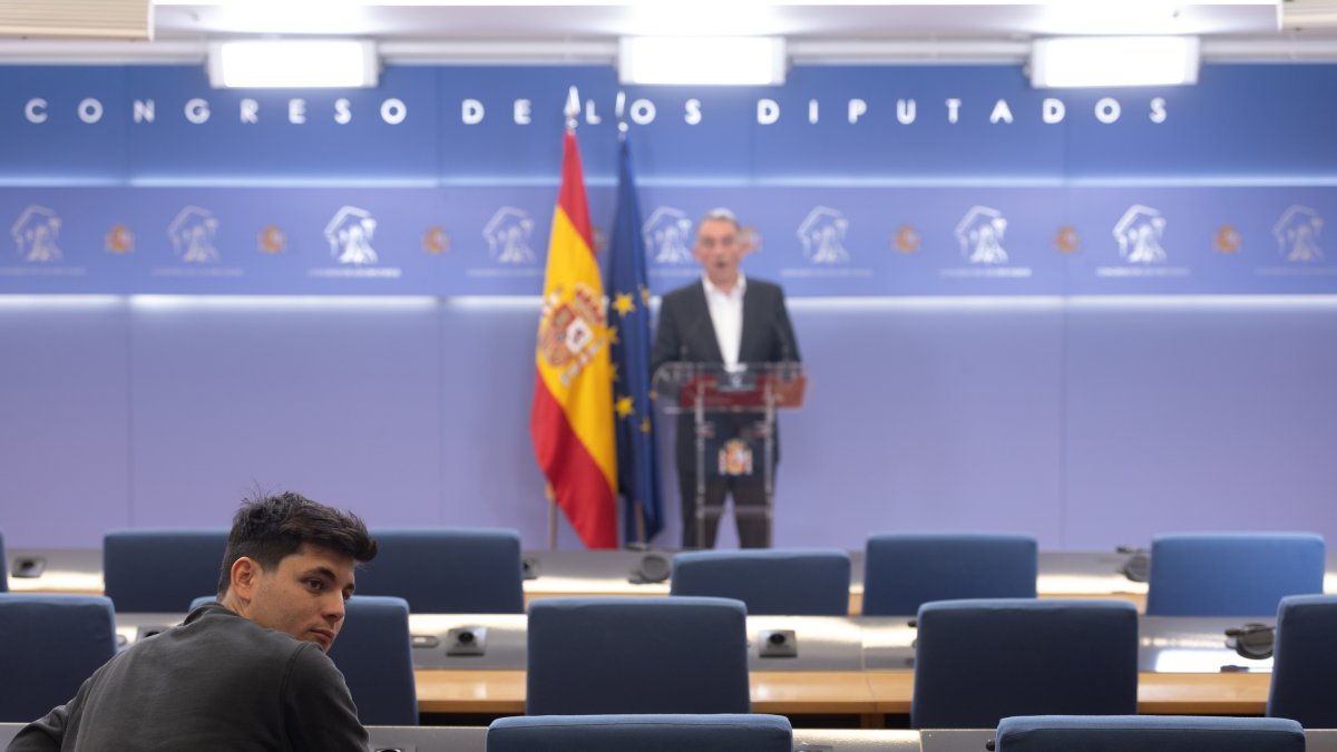 Vito Quiles durante la rueda de prensa del portavoz de Sumar en la Comisión de Interior del Congreso, Enrique Santiago.