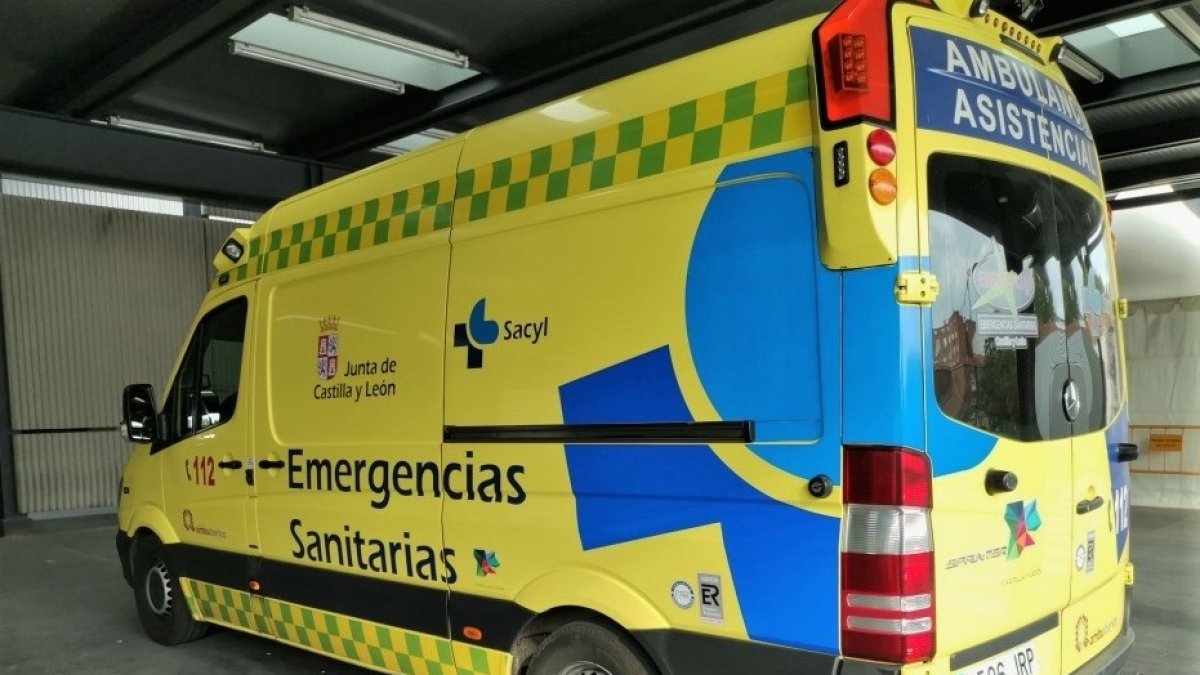 Imagen de archivo de una ambulancia soporte vital básico de Castilla y León.
EUROPA PRESS
10/5/2021