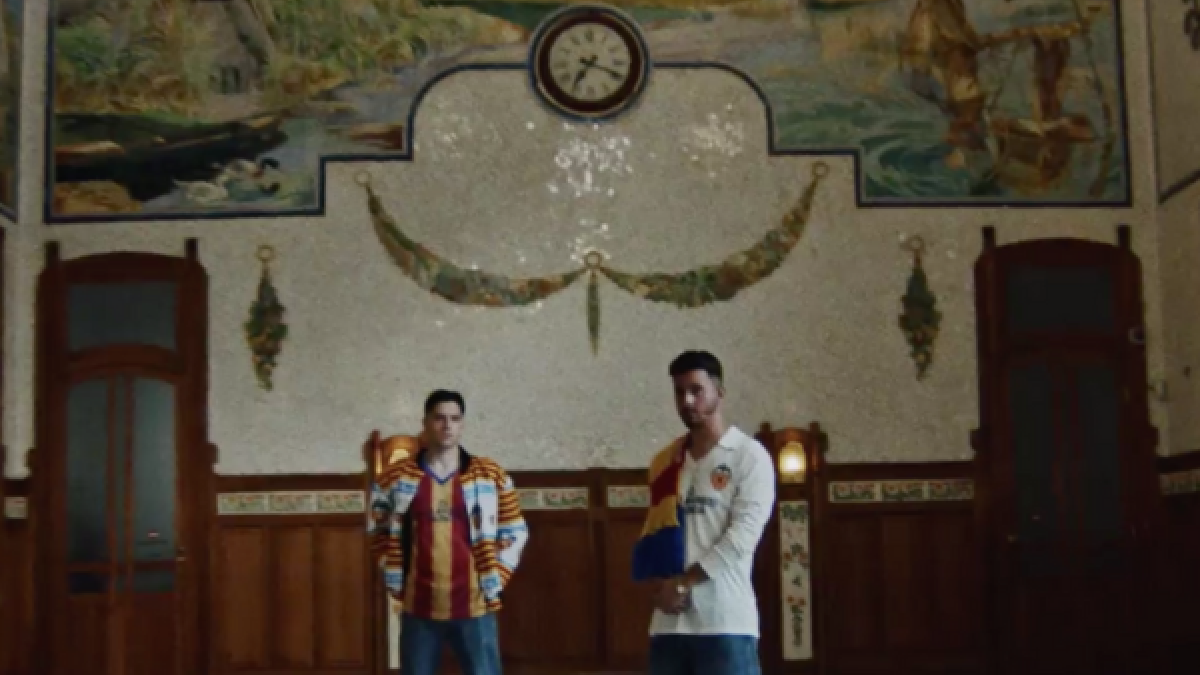 Frame del vídeo promocional de la nueva camiseta