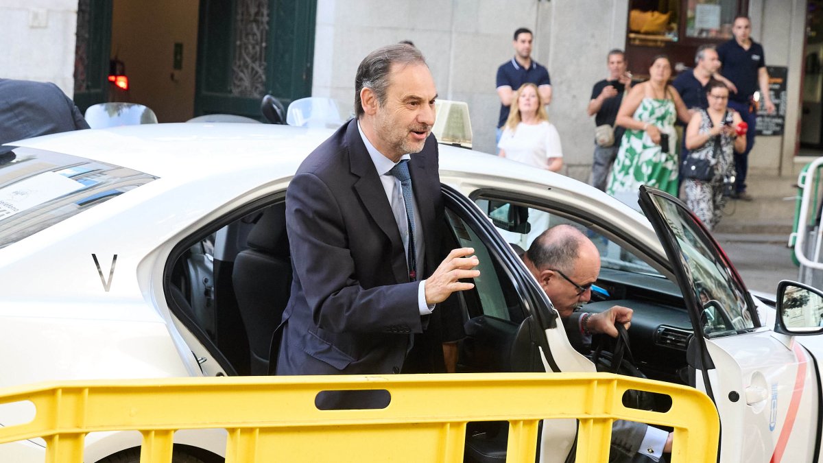El ex ministro de Transportes José Luis Ábalos a su llegada al Tribunal Supremo el 23 de junio de 2025