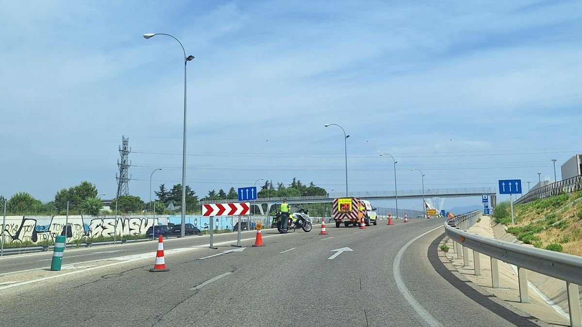 Tramo de carretera señalizada por una obra.