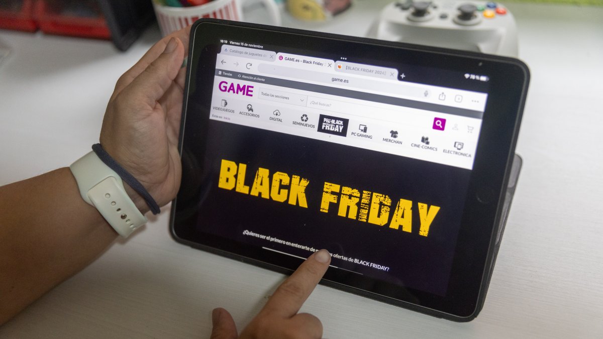 (Foto de ARCHIVO)
Un joven mira una web de compras online, a 15 de noviembre de 2024, en Madrid.
Eduardo Parra / Europa Press
15 NOVIEMBRE 2024