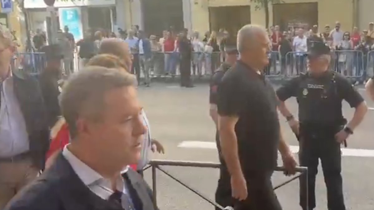 El presidente de Castilla-La Mancha, Emiliano García-Page, a su llegada a la sede del PSOE en Ferraz