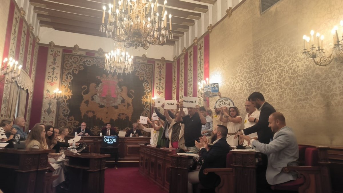 Imagen de archivo. La oposición levanta carteles por la lengua valenciana en Alicante en el pleno del Ayuntamiento 