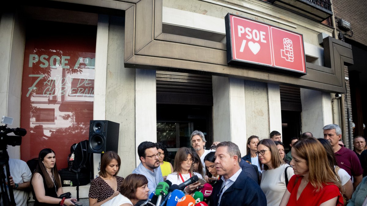 El presidente de Castilla-La Mancha, Emiliano García-Page, atiende a los medios de comunicación a su llegada a la reunión del Comité Federal del PSOE, en la sede federal del partido.