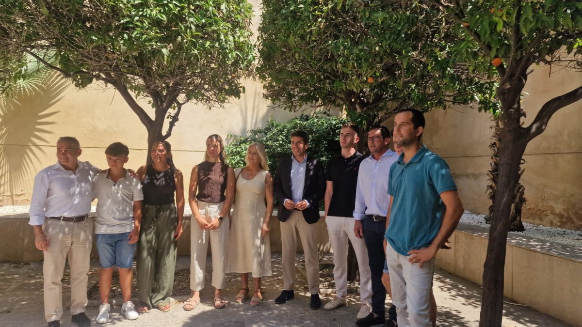 El presidente de la Generalitat, Carlos Mazón, el conseller de Agricultura, Miguel Barrachina, junto a los jóvenes agricultores y ganaderos en el acto de presentación de las ayudas