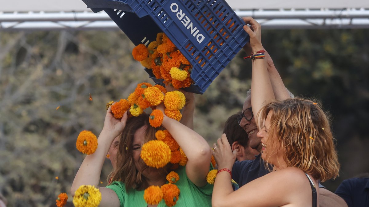 La alcaldesa de Valencia, María José Catalá, y la delegada del Gobierno de la Comunidad Valenciana, Pilar Bernabé, durante la Batalla de Flores