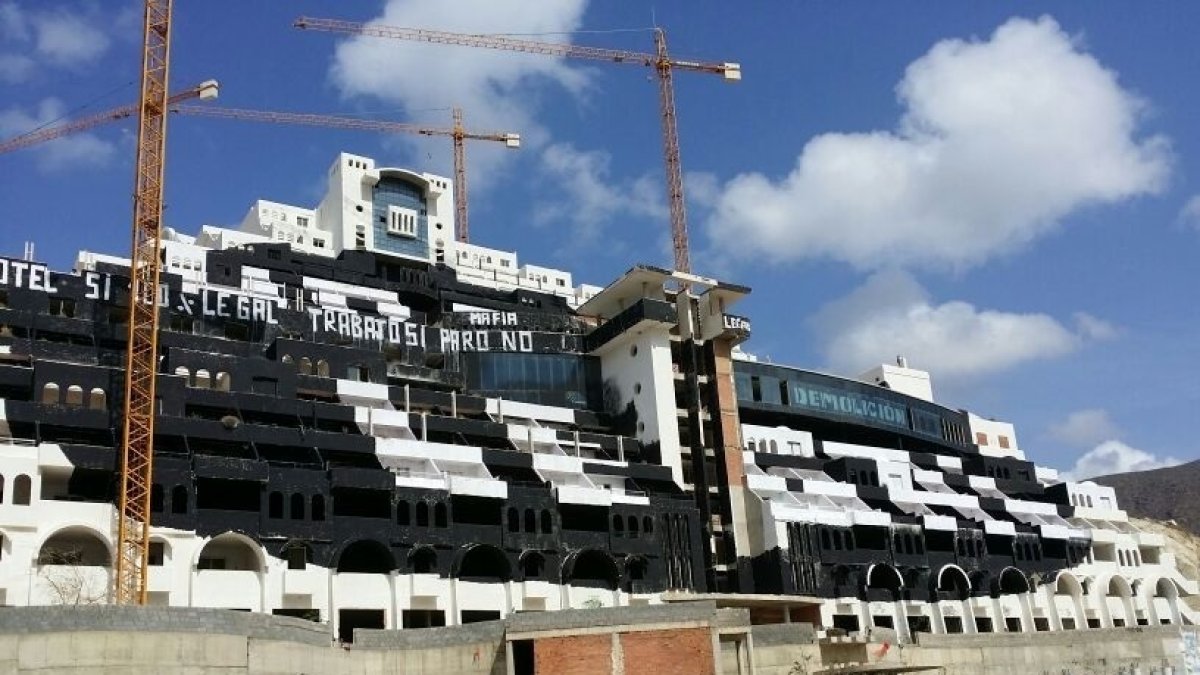hotel ilegal del Algarrobico, situado en el Parque Natural Cabo de Gata-Níjar,
