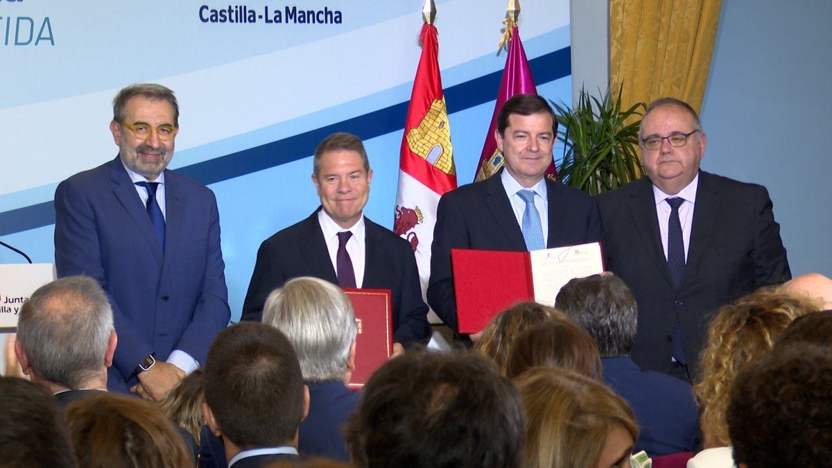 El presidente de la Junta de Castilla y León, Alfonso Fernández Mañueco, y el de Castilla-La Mancha, Emiliano García-Page, durante la firma del acuerdo.