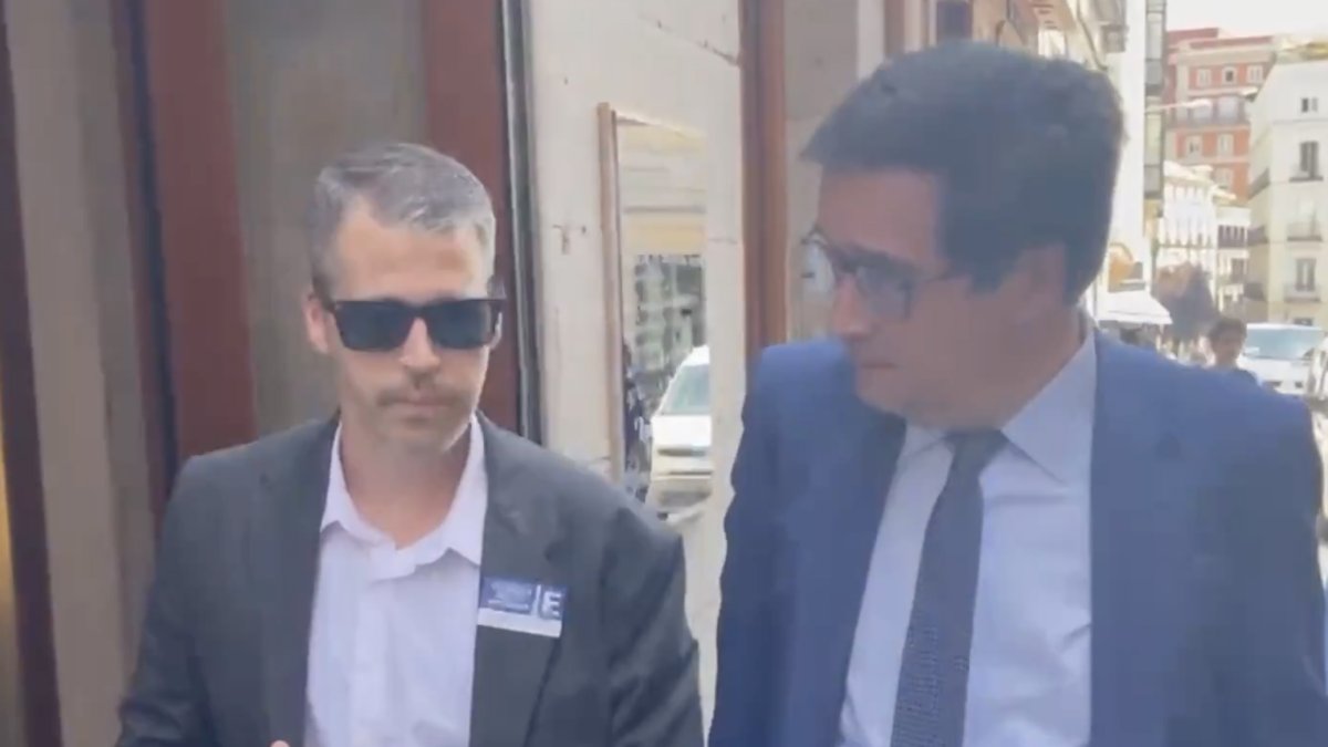 Óscar López huyendo cuando le preguntan por las saunas