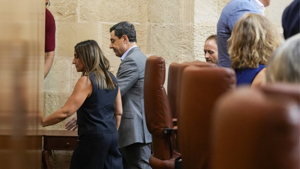 El presidente de la Junta de Andalucía, Juanma Moreno, abandona el salón de plenos.