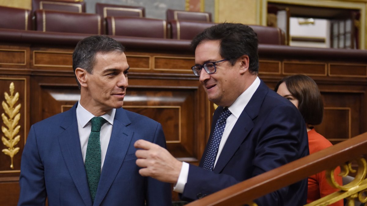 Sánchez envía al "indignado" Óscar López a defender a Begoña Gómez: acusa al juez Peinado de prevaricar