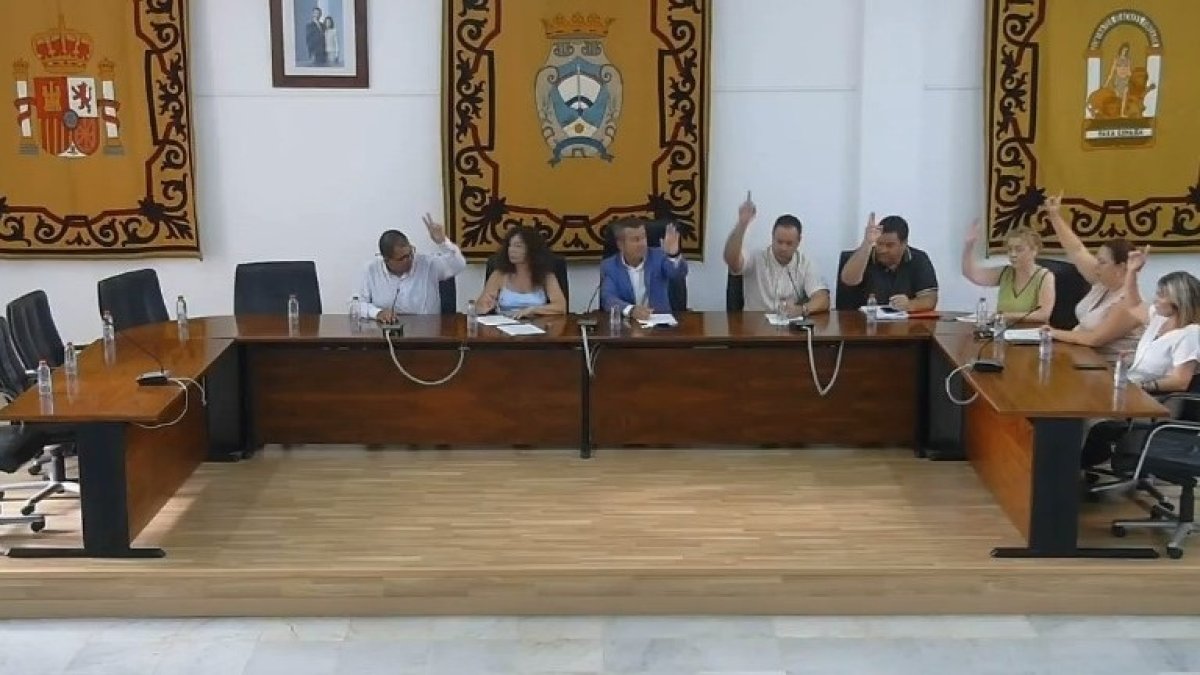 Pleno del Ayuntamiento de Carboneras (Almería) en el que se aprueba la revisión de licencia de obras del hotel del Algarrobico.