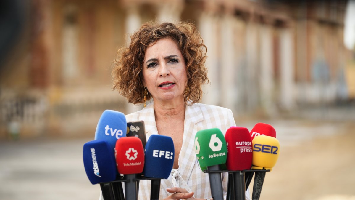 La vicepresidenta primera del Gobierno y ministra de Hacienda, María Jesús Montero, atiende a los medios en Sevilla.
MARÍA JOSÉ LÓPEZ/EUROPA PRESS
11/7/2025