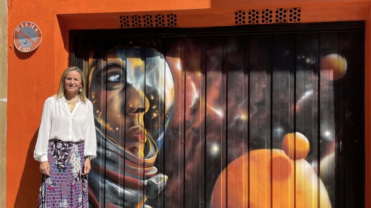 La concejala Paula Llobet con una obra de arte urbano en Ruzafa