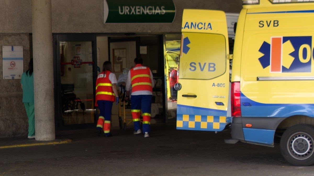 Sanitarios transportan una camilla desde la ambulancia.