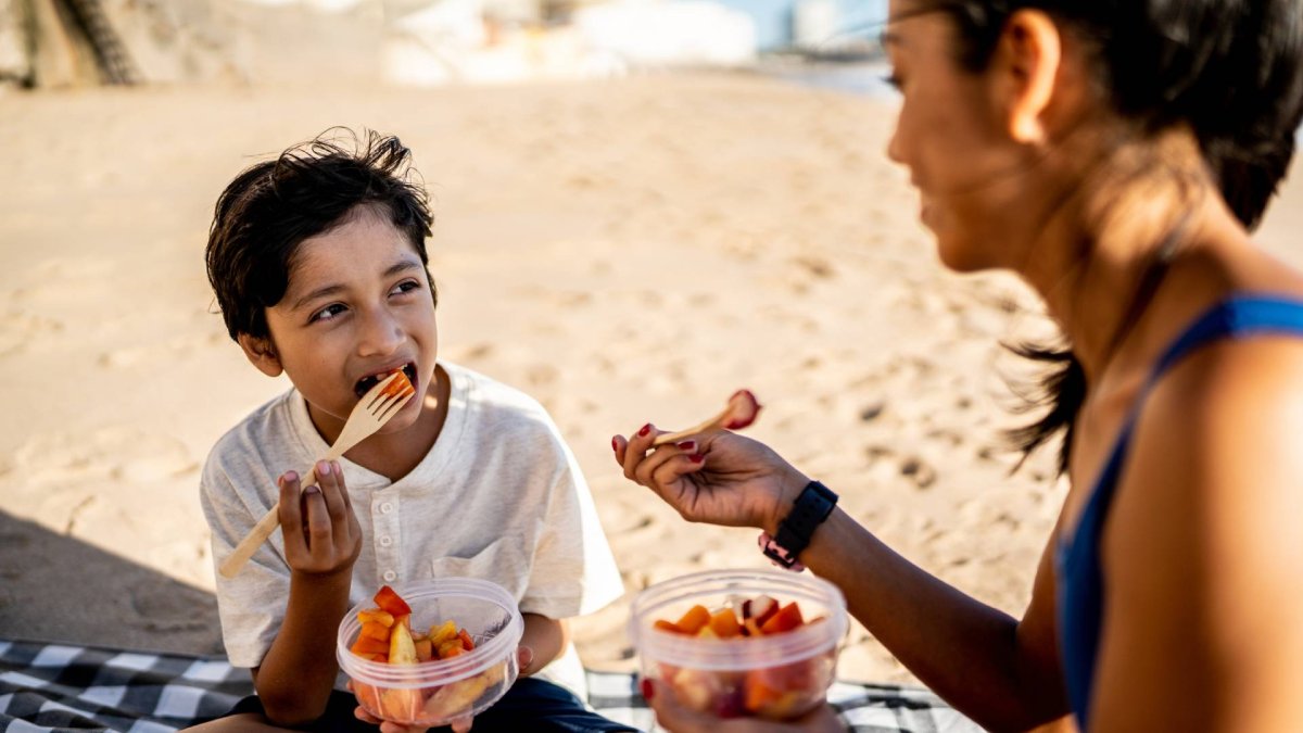 Aunque refrescante, la fruta ya pelada y sin refrigerar puede convertirse en un riesgo sanitario cuando se consume en la playa.