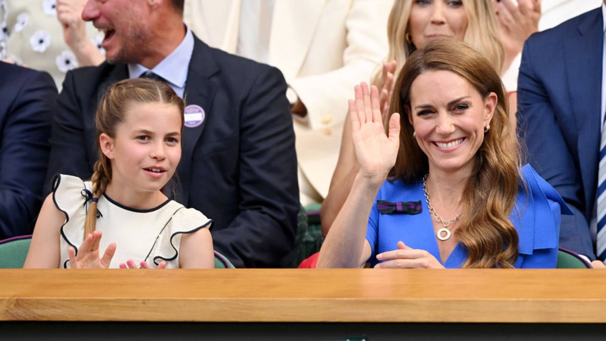Kate Middleton y la princesa Charlotte aplauden en el palco real durante la final masculina de Wimbledon.