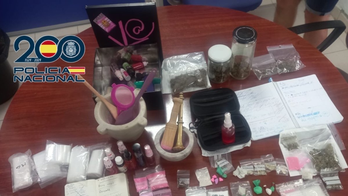 Droga y material intervenido en la operación