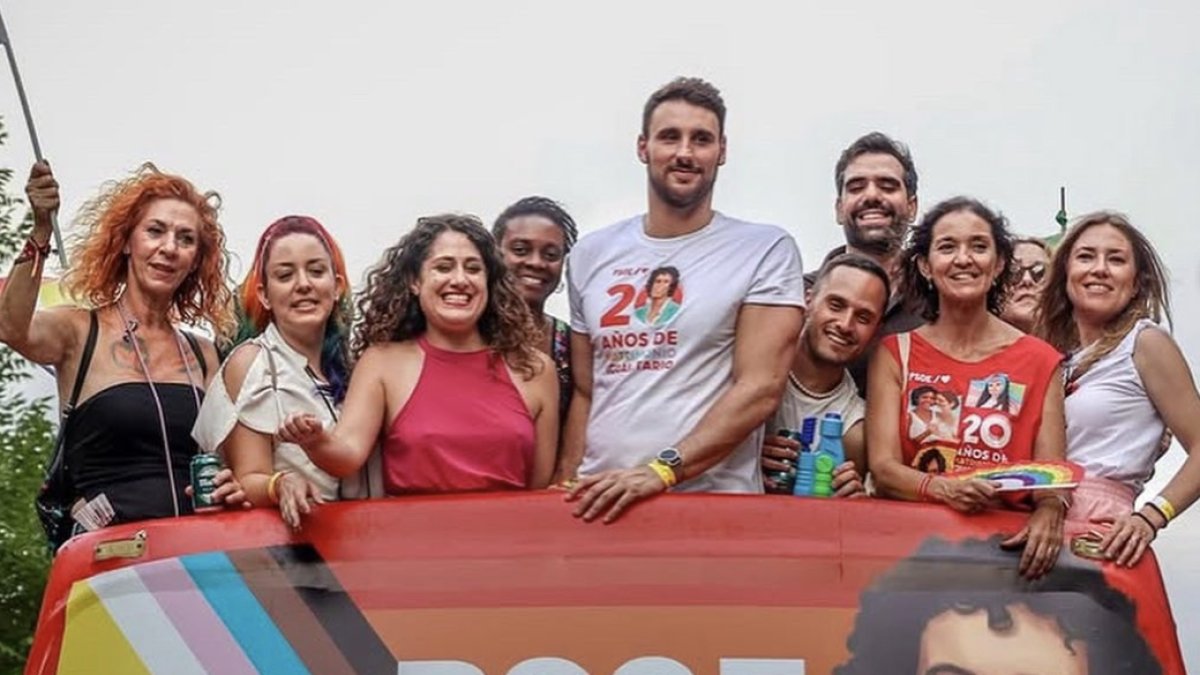 El diputado del PSOE, Víctor Gutiérrez, con cargos socialistas en el Orgullo de Madrid