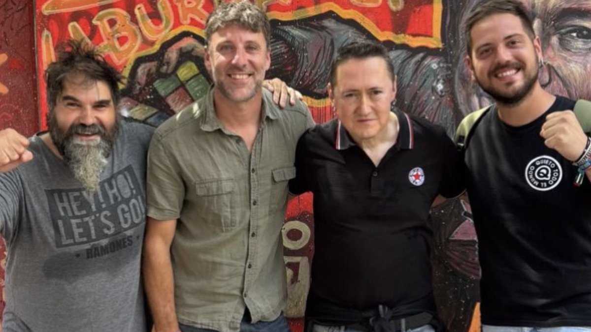 Dirigentes de Compromís en Gandia con el cantante proetarra Fermín Muguruza