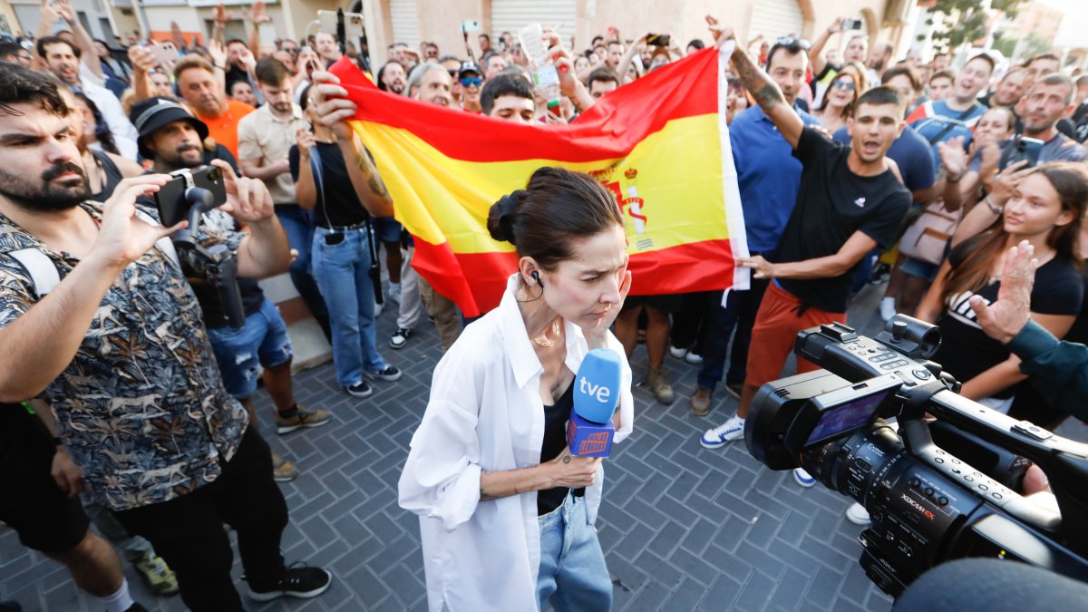 Una periodista de Televisión Española informando este martes desde Torre Pacheco.