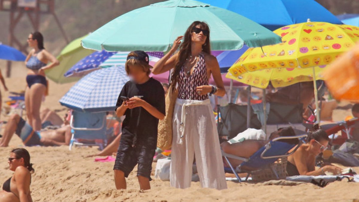 Sara Carbonero disfruta de unos días de vacaciones en Cádiz junto a sus hijos y su nueva pareja, Jota.