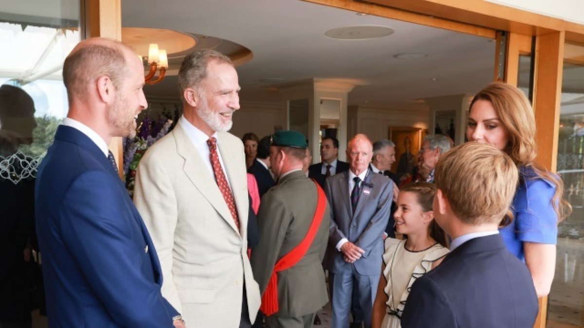 El Rey Felipe VI (1i) junto a los príncipes de Gales, este 12 de julio.