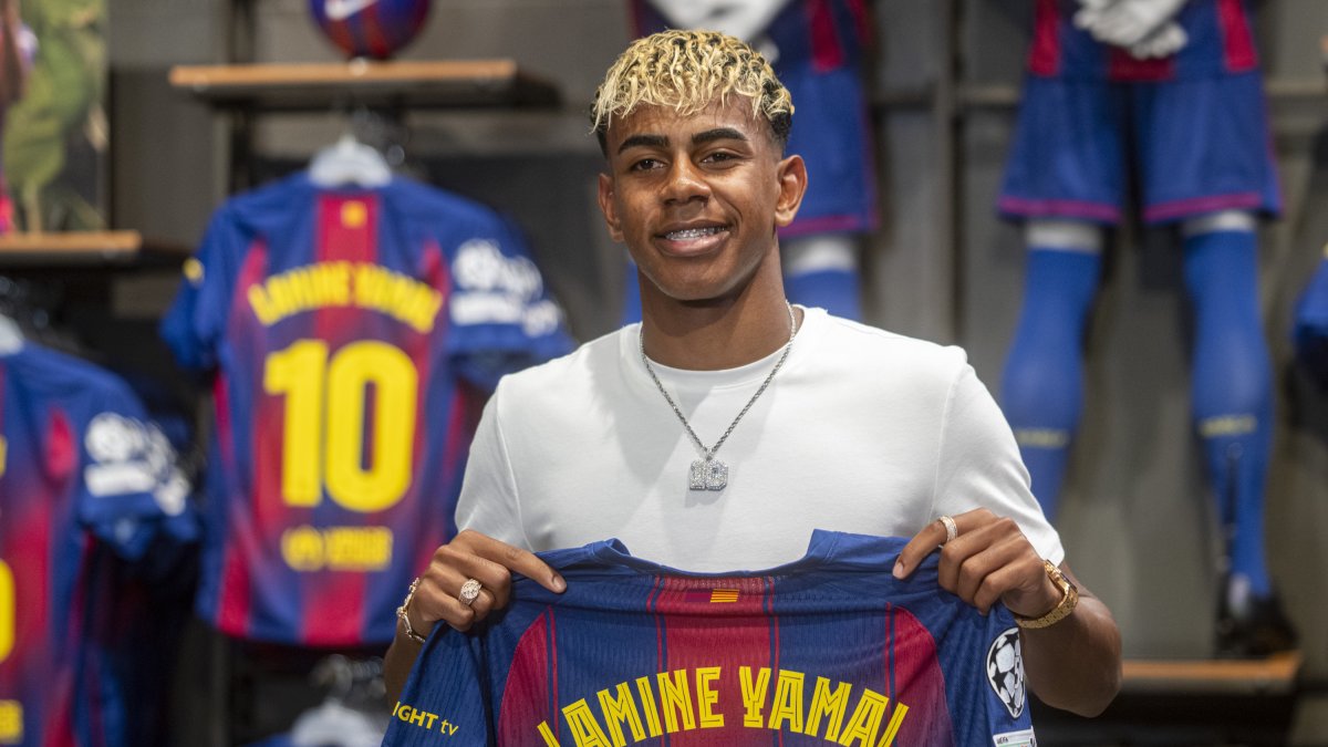 Lamine Yamal, presentando su camiseta con el número 10 del Barcelona.
