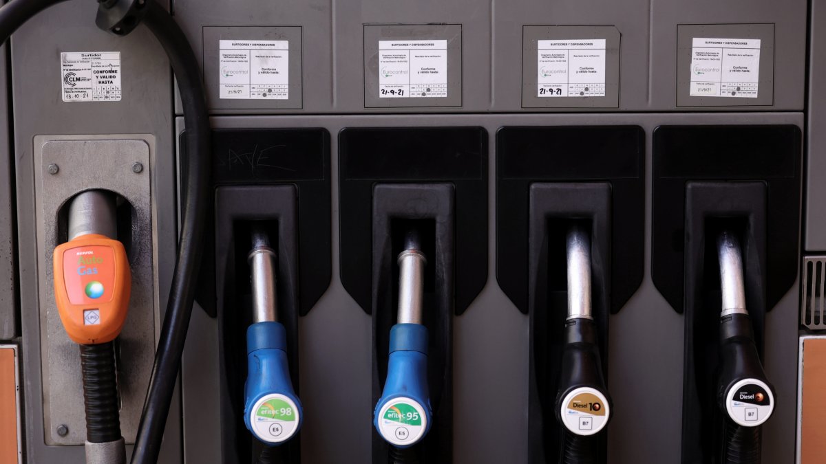 (Foto de ARCHIVO)
Varias mangueras de carburante, en una gasolinera, a 28 de octubre de 2021, en Madrid (España).
Eduardo Parra / Europa Press
28 OCTUBRE 2021