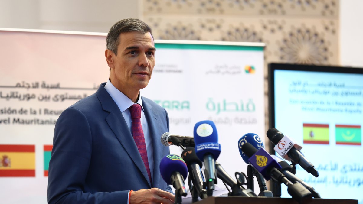 El presidente del Gobierno, Pedro Sánchez, ofrece una rueda de prensa durante un viaje oficial a la República Islámica de Mauritania