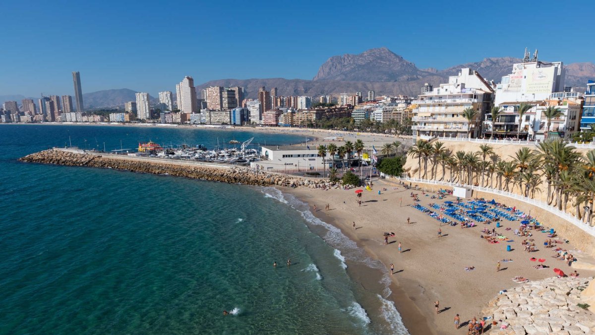 (Foto de ARCHIVO)
Imagen de archivo de la playa del Mal Pas en Benidorm

REMITIDA / HANDOUT por TURISME COMUNITAT VALENCIANA
Fotografía remitida a medios de comunicación exclusivamente para ilustrar la noticia a la que hace referencia la imagen, y citando la procedencia de la imagen en la firma
18/11/2017