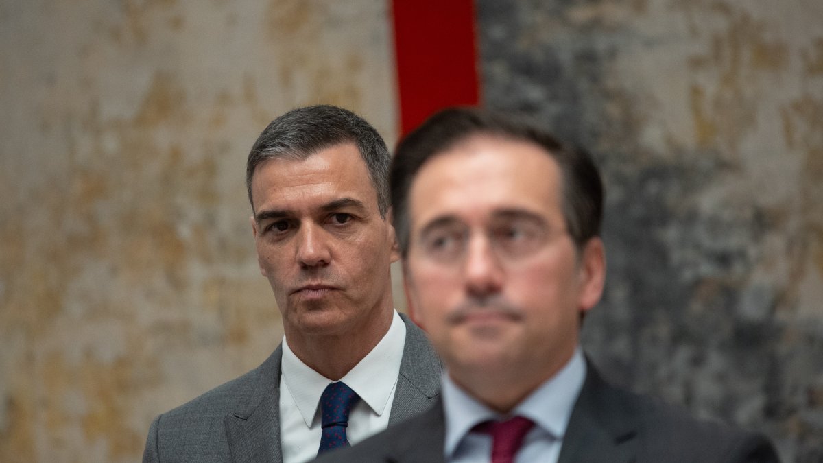 El presidente del Gobierno, Pedro Sánchez, y el ministro de Exteriores, José Manuel Albares.
