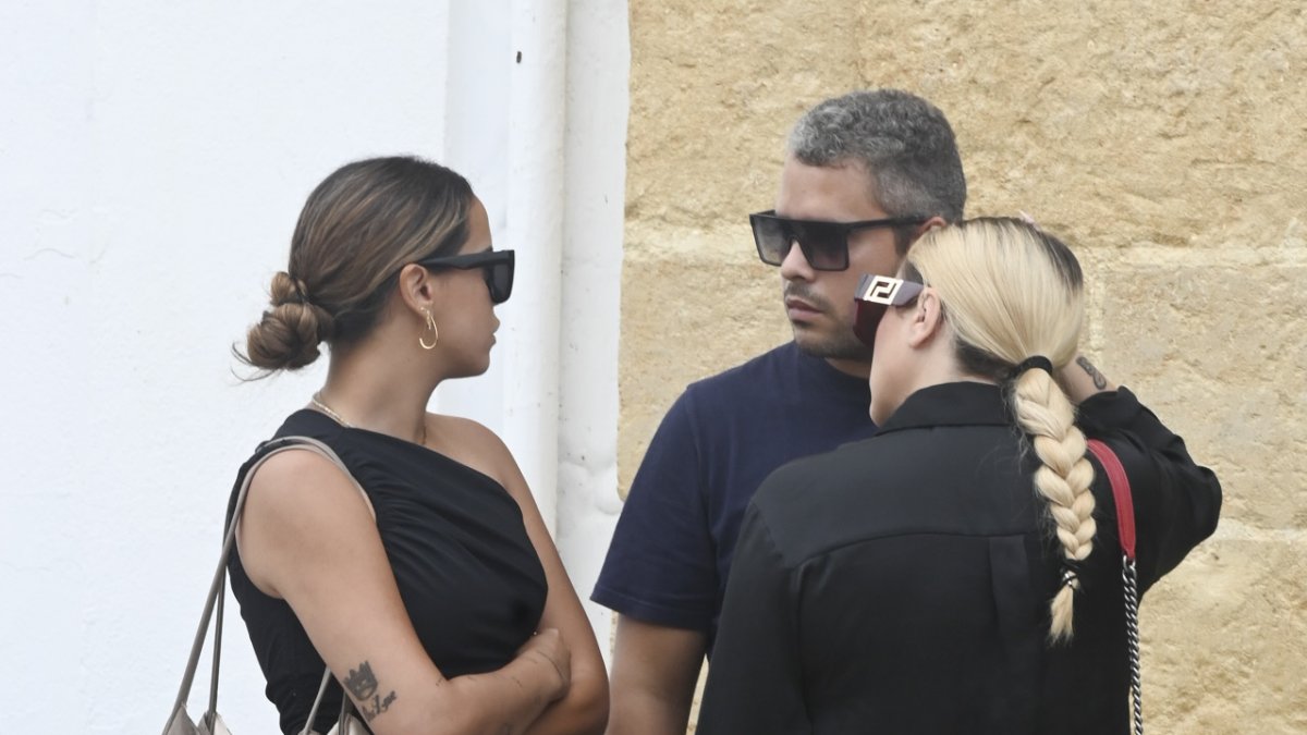 Jose Fernando, Rocio Flores y Gloria Camila en el tanatorio tras la muerte de Michu.