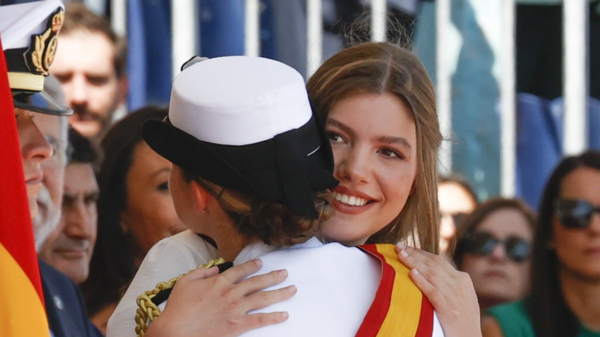 La Infanta Sofía abraza a su hermana la Princesa Leonor.