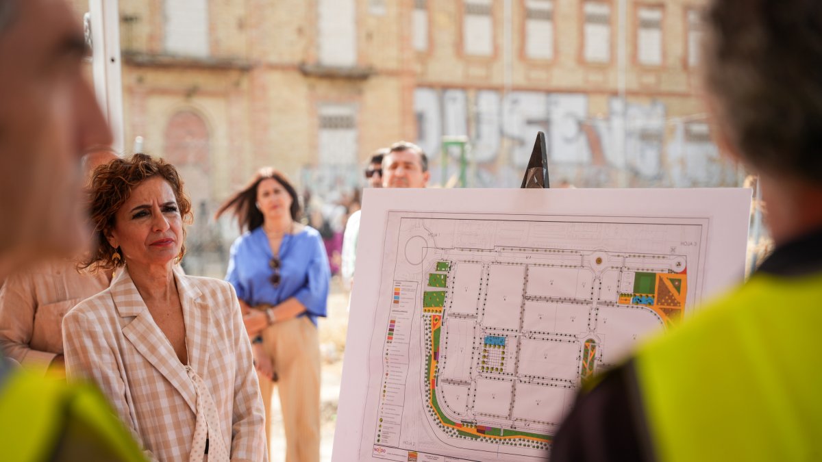 María Jesús Montero junto a un plano de las obras de urbanización del solar del antiguo cuartel de Artillería 'de Sevilla.