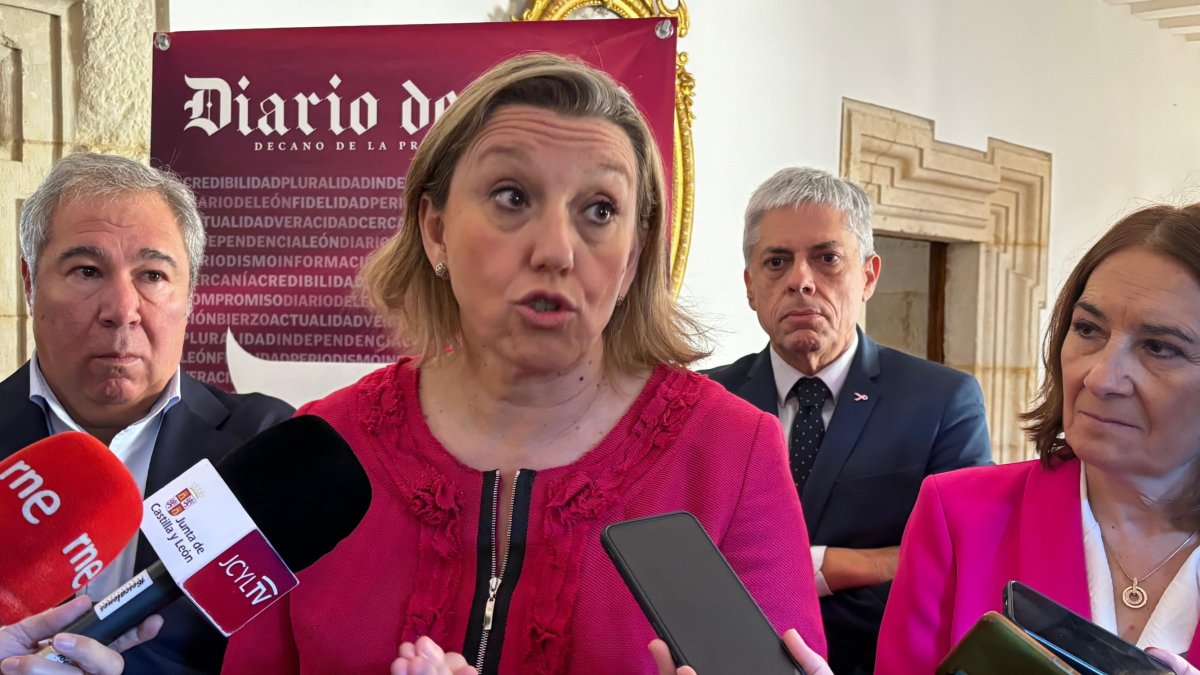 Isabel Blanco atiende a los medios en León.