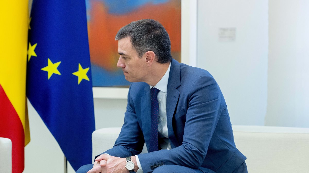 El presidente del Gobierno, Pedro Sánchez, en una reunión con las banderas de España y la UE al fondo.