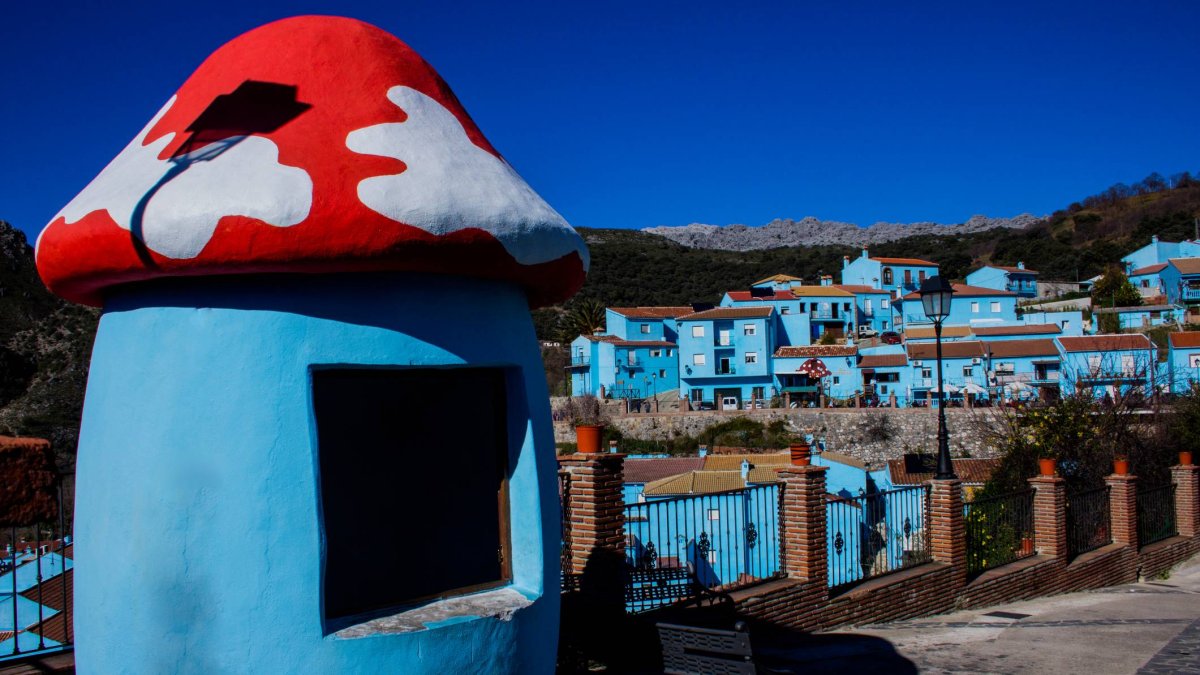 Júzcar ha convertido los elementos visuales de los Pitufos en parte de su paisaje, creando una experiencia inmersiva que mezcla fantasía y realidad rural