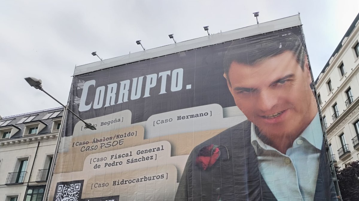 La lona que Hazte Oír desplegó frente al Congreso con una imagen de Pedro Sánchez acompañado del lema