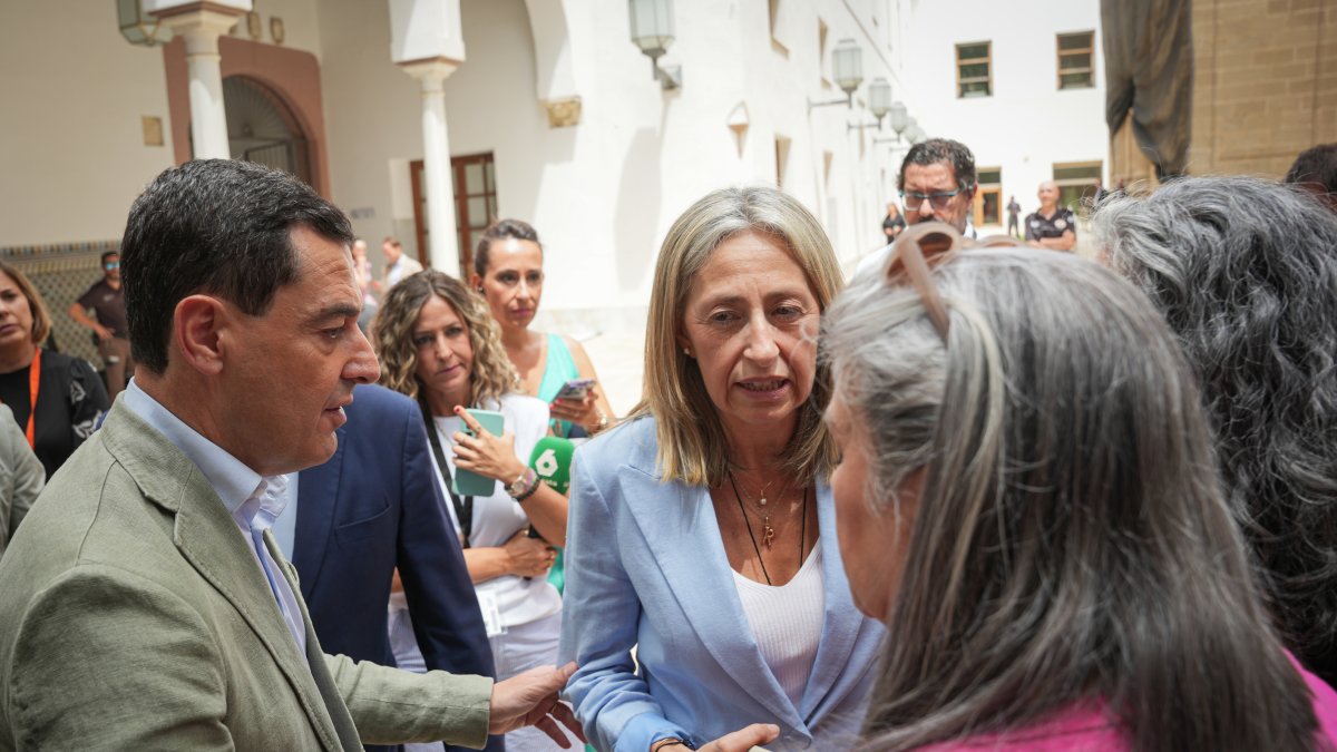 El presidente de la Junta, Juanma Moreno, y la consejera de Salud, Rocío Hernández, se reúnen con madres de cuidados paliativos, . María José López 