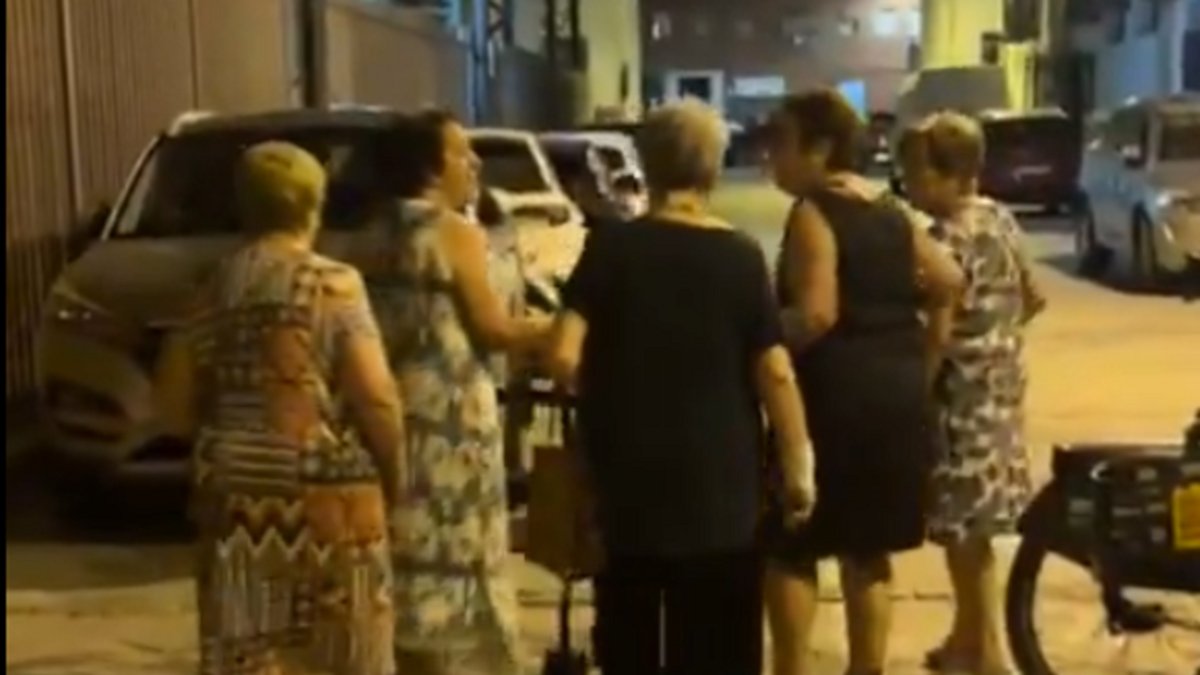 Imagen del vídeo de unas mujeres regresando de la Valá de Santa Ana en Triana, Sevilla.