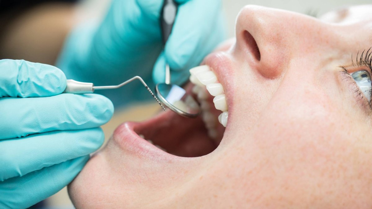 Una revisión dental puede ser clave no solo para mantener una buena salud bucal, sino también para proteger el funcionamiento del cerebro, según advierten expertos.