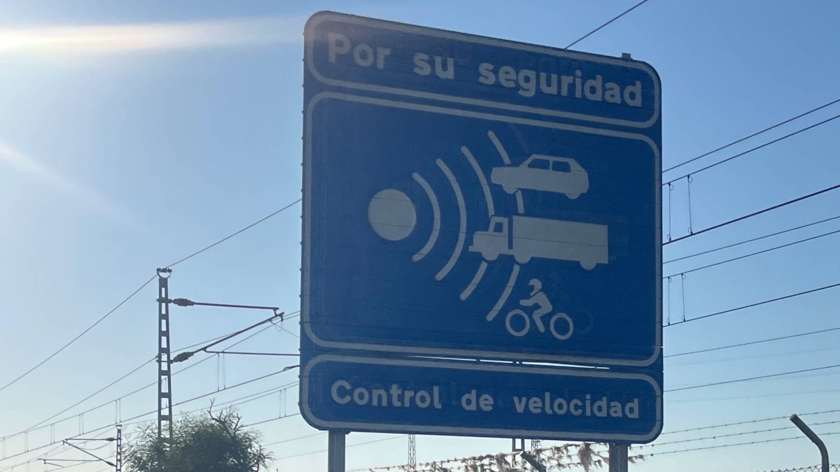 Señalización de radar en la A-70 de Alicante, donde se encuentra el dispositivo con más sanciones de la Comunidad Valenciana en 2024.