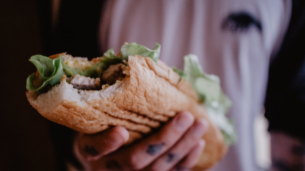 Hay gran variedad de tipos de pan con diferentes harinas, con más y menos aditivos, para eligir el que mejor se adapte a tu dieta.
